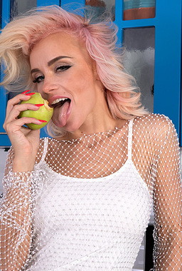Amazing And Wild Blond Mira Biliss