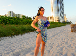 Muscle Babe Gets Naked In <iami Beach