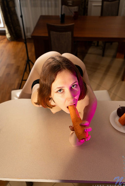 Libby Bright Pushing Carrots In Her Wet Pussy