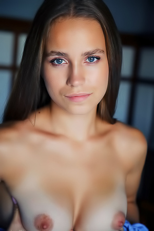 Cassia Gorgeous Brunette Loves To Spreads Her Pussy