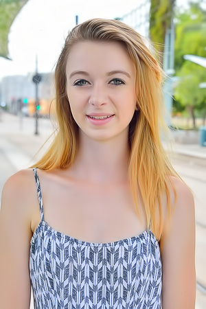 Kenzi FTV Boldly vicino Girl Teases on City Walk