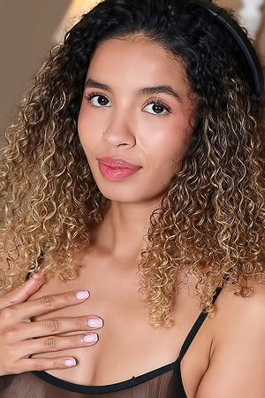 Teases with Tits: Valery Ponce Lusts for the Lens